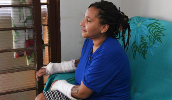 Mulher que caiu em córrego com a filha celebra recuperação