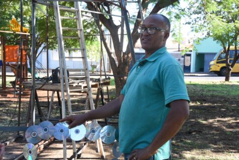 Devoto mobiliza comunidade para erguer nova imagem de Santa