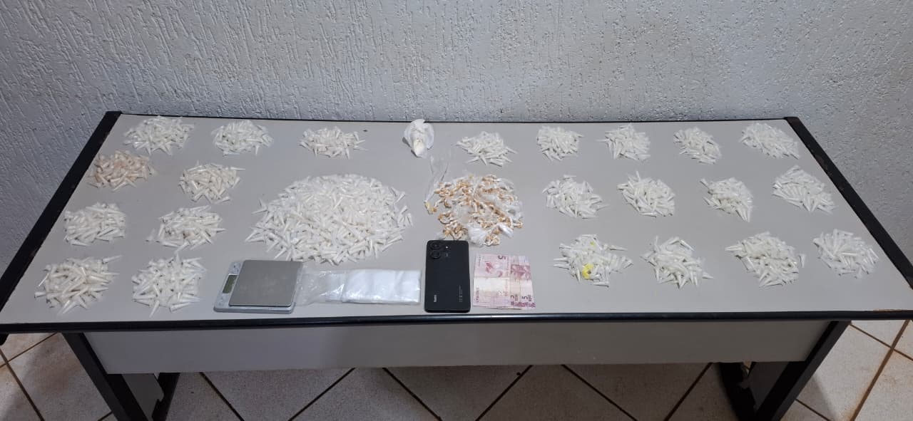 PM realiza prisão em flagrante e apreende 1,4 kg de drogas