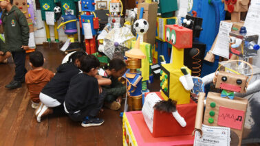 Robôs feitos de recicláveis viram exposição no Museu