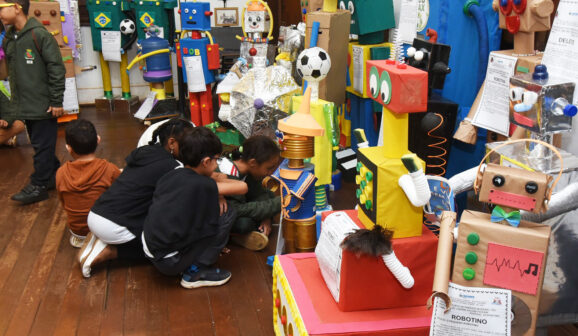 Robôs feitos de recicláveis viram exposição no Museu
