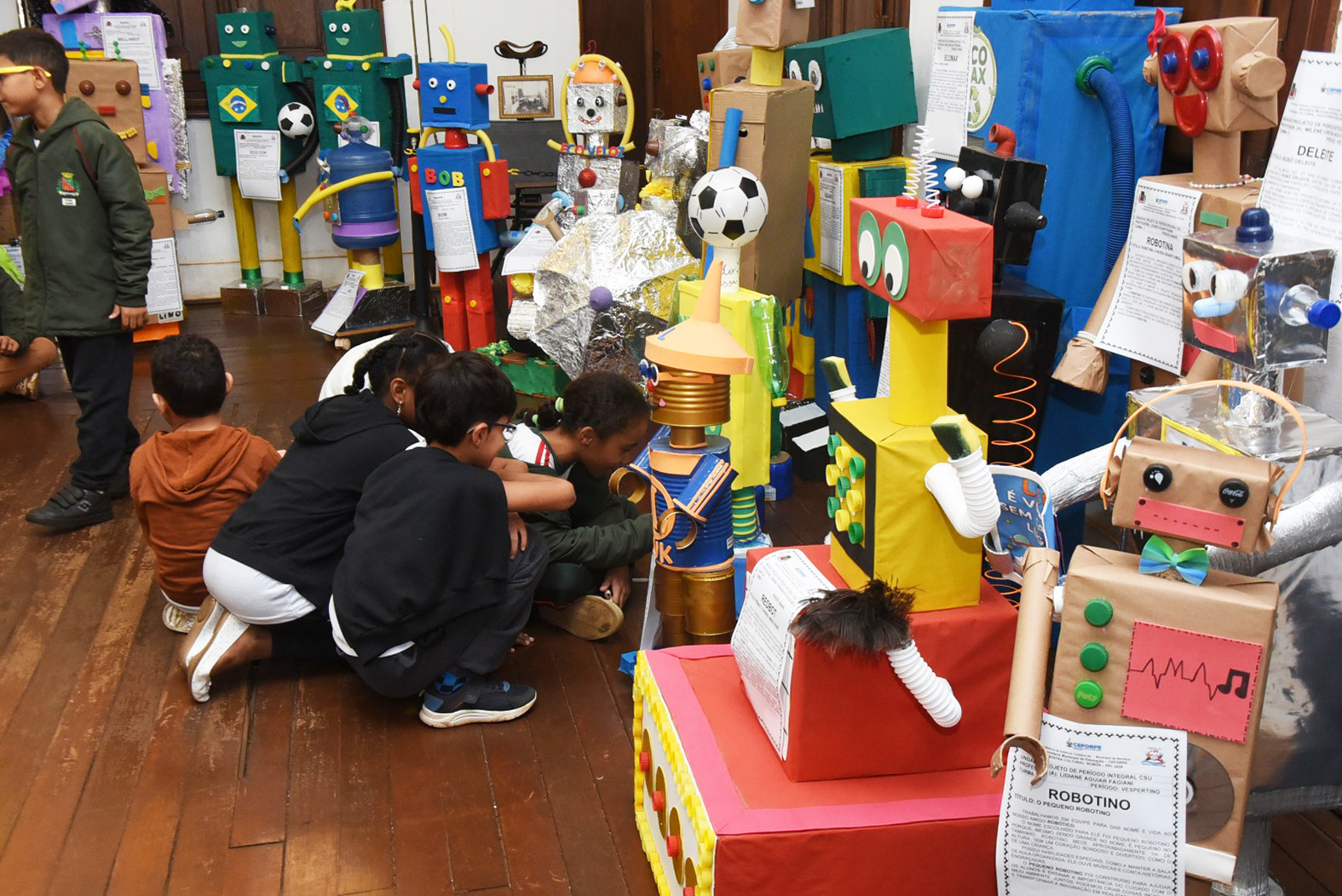 Robôs feitos de recicláveis viram exposição no Museu