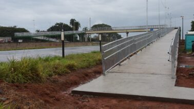 Passarela sobre rodovia passa por obras de revitalização e acessibilidade