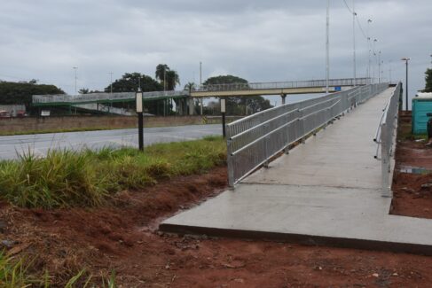 Passarela sobre rodovia passa por obras de revitalização e acessibilidade