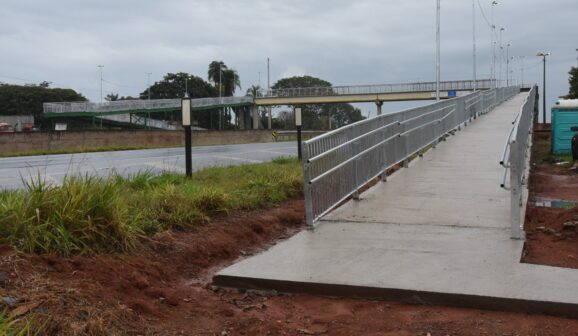 Passarela sobre rodovia passa por obras de revitalização e acessibilidade