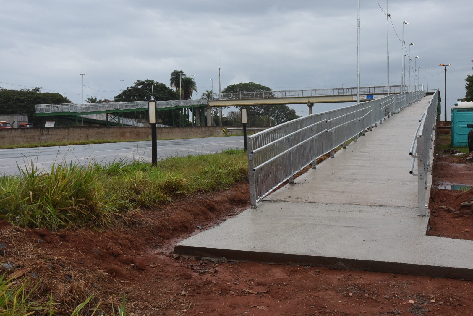 Passarela sobre rodovia passa por obras de revitalização e acessibilidade
