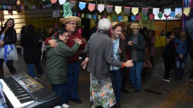 Entidade reúne atendidos em tradicional festa junina