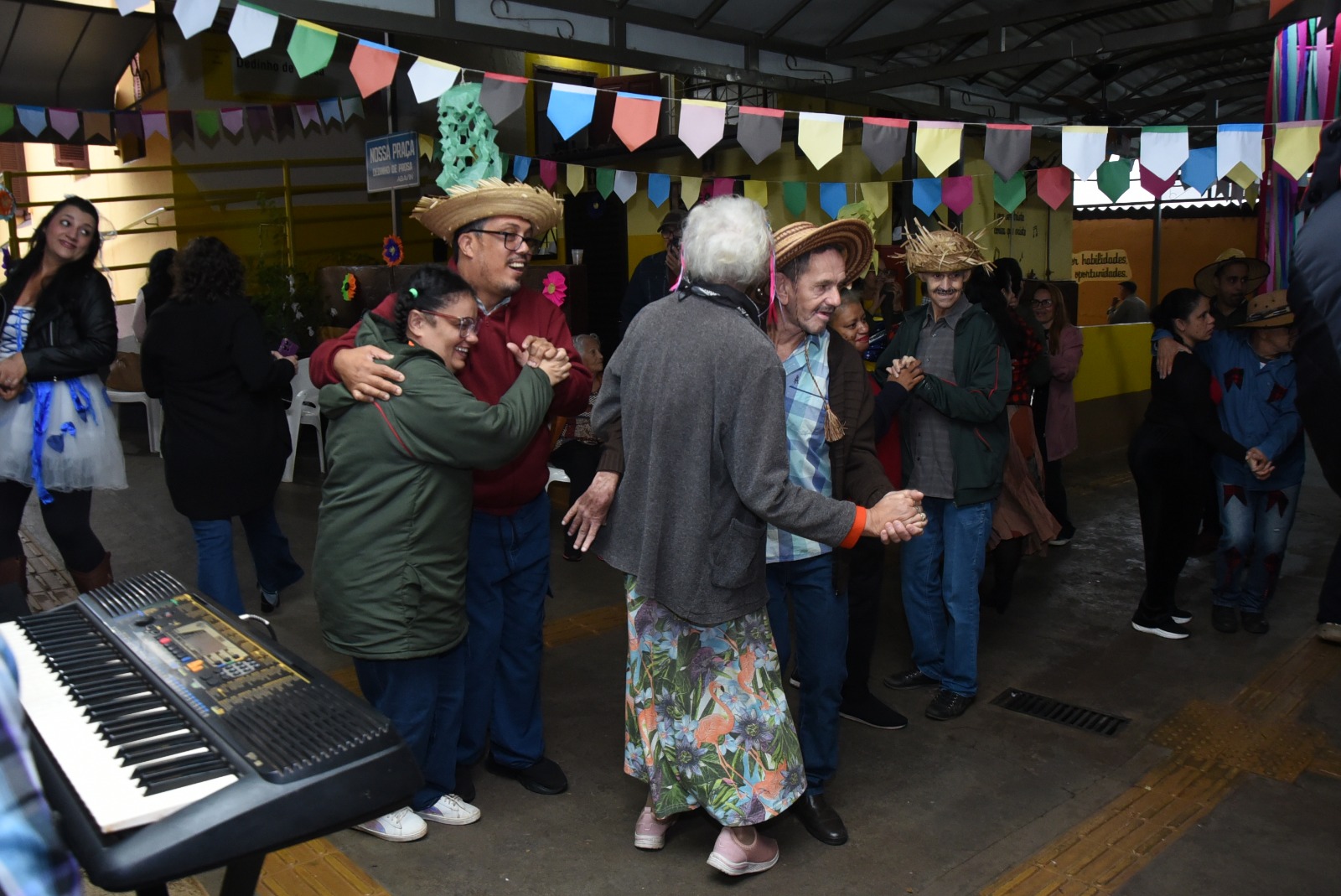Entidade reúne atendidos em tradicional festa junina