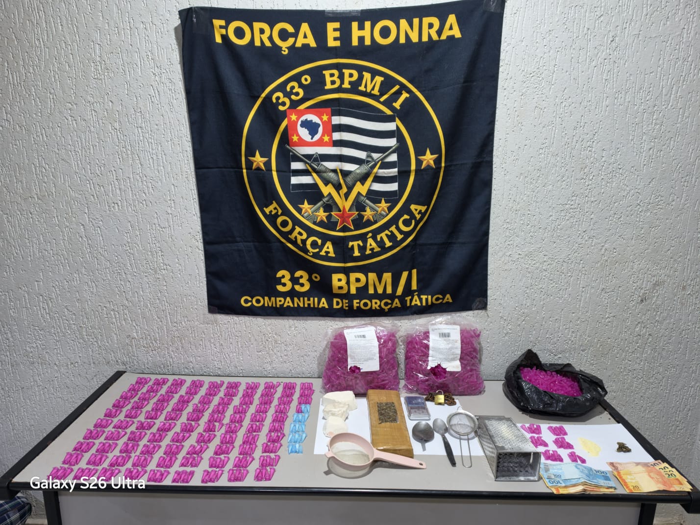 Polícia Militar detém suspeita e apreende 1,9 kg de drogas