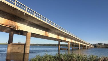 A ligação entre os estados de São Paulo e Minas Gerais, por meio da Ponte Gumercindo Penteado, que tem 630 metros de extensão e foi inaugurada em 1954