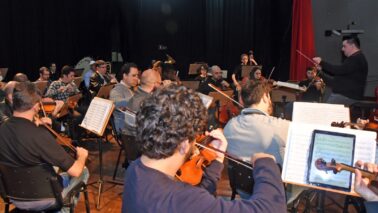 A Orquestra Sinfônica Municipal realizou ensaio preparatório para o concerto "Pratas da Casa", que será na quarta-feira, 1º de julho, às 20h, no Teatro Cine Barretos.