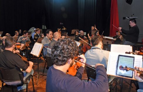 A Orquestra Sinfônica Municipal realizou ensaio preparatório para o concerto "Pratas da Casa", que será na quarta-feira, 1º de julho, às 20h, no Teatro Cine Barretos.