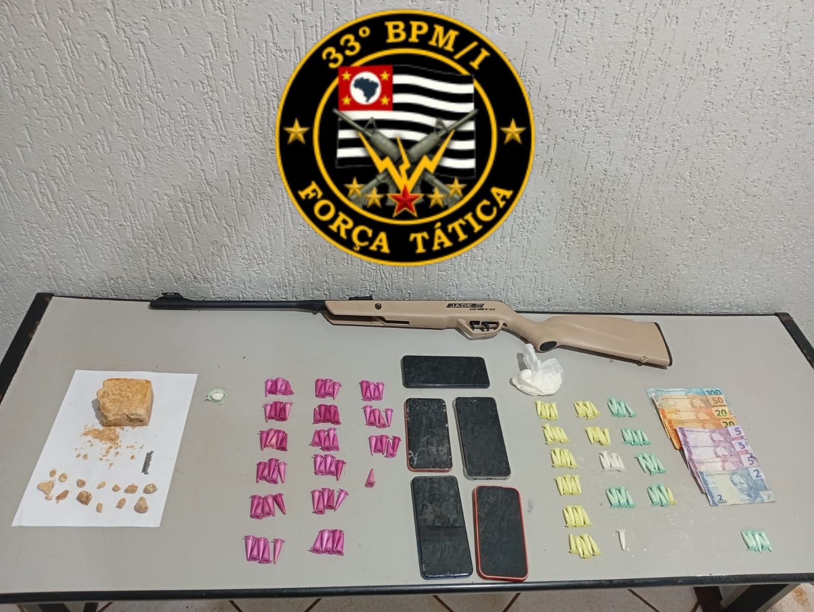Polícia Militar prende quatro por tráfico nos “predinhos”