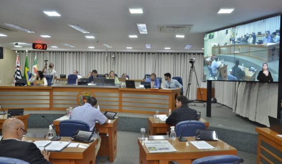 Os vereadores votaram, na sessão ordinária de segunda-feira (15), vários projetos que estiveram na pauta, entre eles projetos de abertura de crédito e outros que criam programas na cidade.