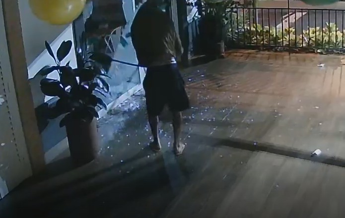 Ladrão quebra porta e invade sorveteria em Bebedouro