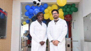 MÉDICOS: Haitiana Rose Solon e o colombiano Tito Isaac no Hospital de Amor de Barretos Médicos estrangeiros vivem expectativa da Copa com coração dividido