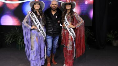 Marcelo Ortale ladeado por Lara Peghim (atual rainha) e Thaiene Galvão (atual princesa)