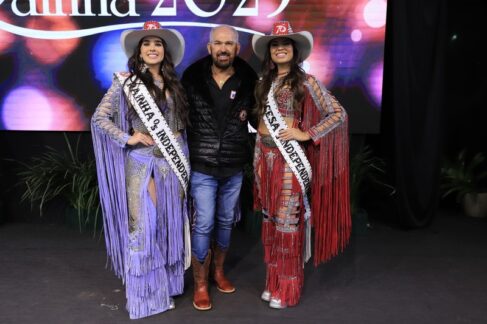 Marcelo Ortale ladeado por Lara Peghim (atual rainha) e Thaiene Galvão (atual princesa)