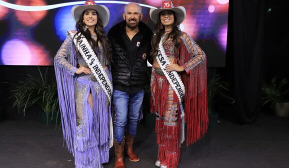 Marcelo Ortale ladeado por Lara Peghim (atual rainha) e Thaiene Galvão (atual princesa)