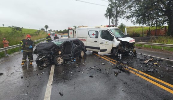 Colisão envolvendo ambulância e carro causa morte na Assis Chateaubriand (Foto: O Diário de Barretos)