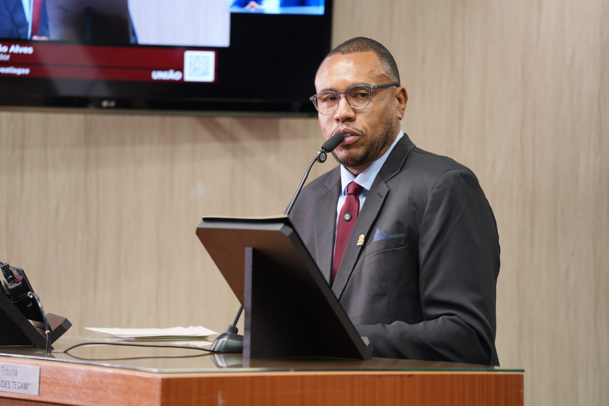 Vereador cobra melhorias urgentes em unidades de saúde em bairros