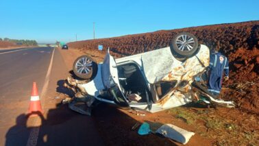 Carro capota na Assis Chateaubriand em Guaíra (Foto: O Diário de Barretos)
