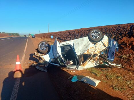 Carro capota na Assis Chateaubriand em Guaíra (Foto: O Diário de Barretos)