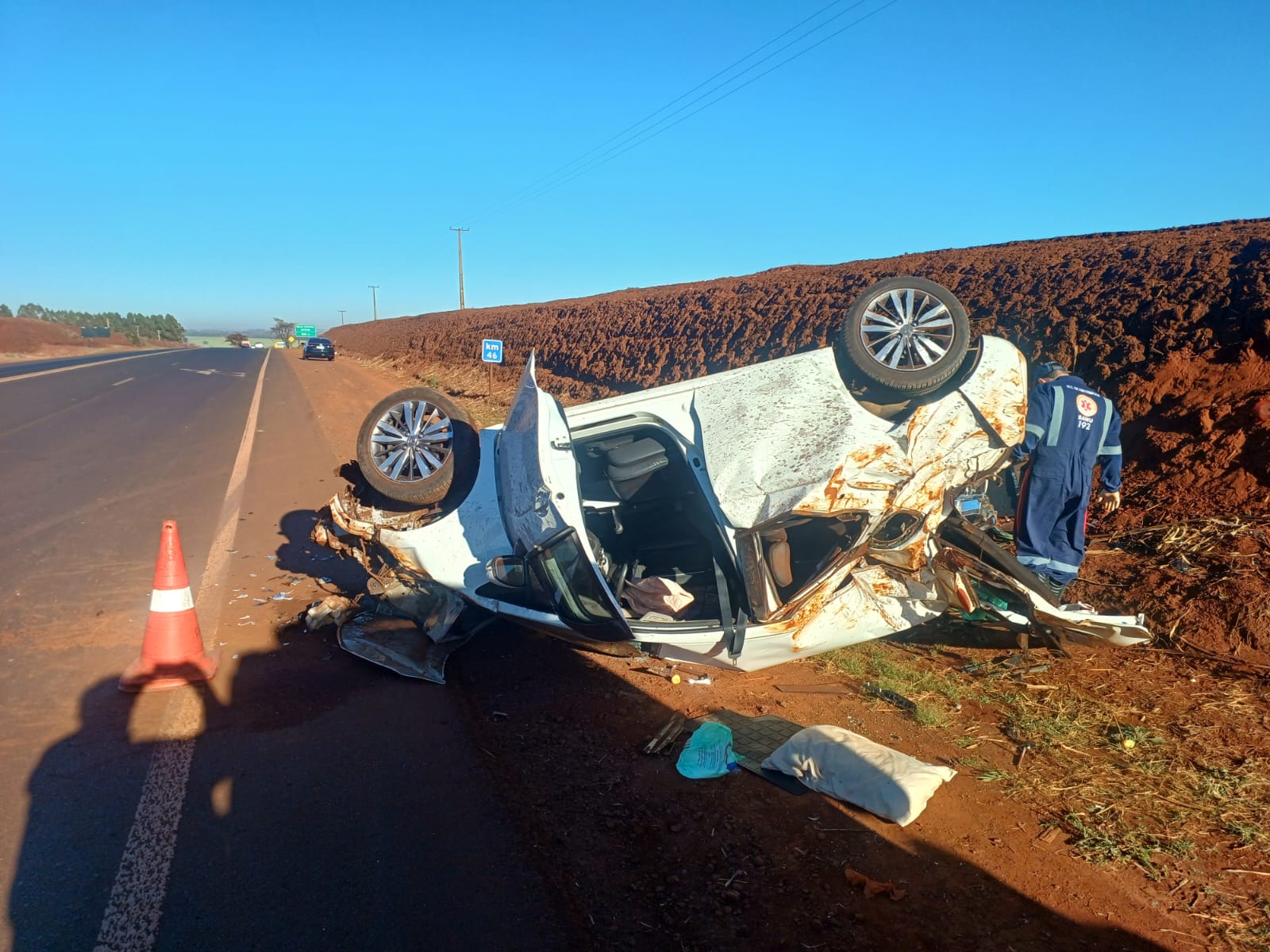 Carro capota na Assis Chateaubriand em Guaíra