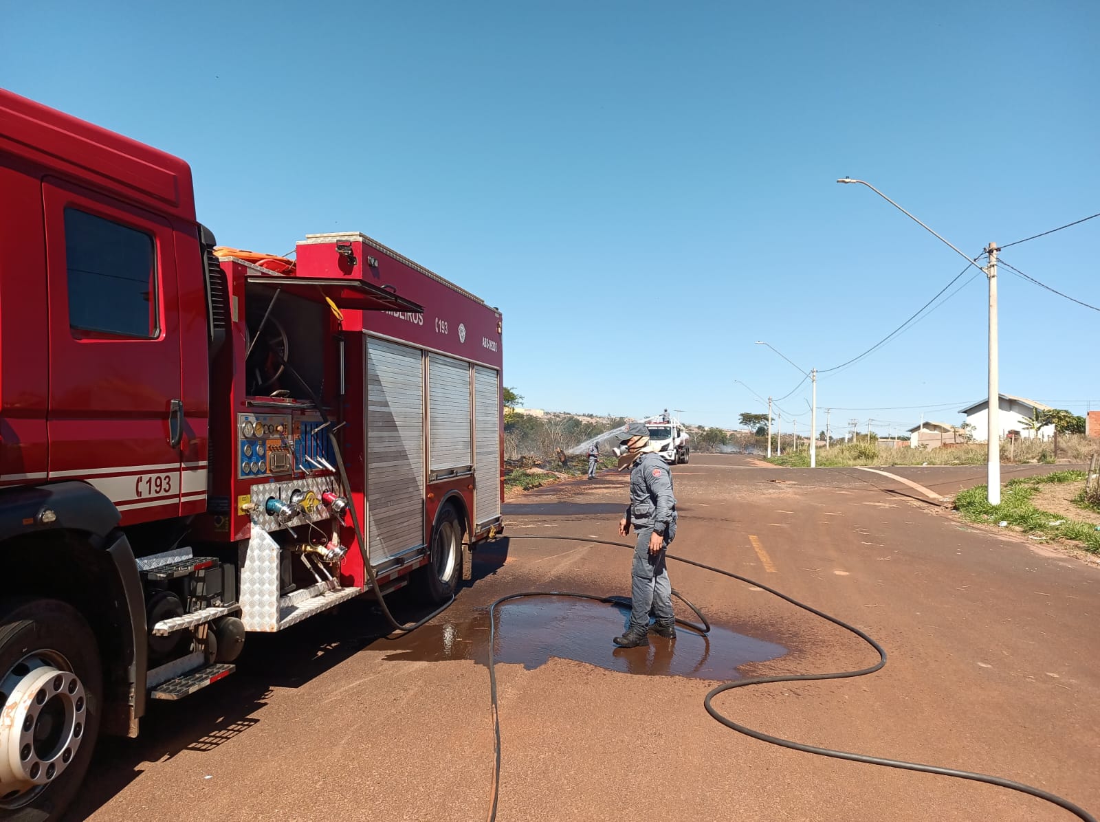 Bombeiros extinguem incêndio em área de vegetação no Nova Barretos III