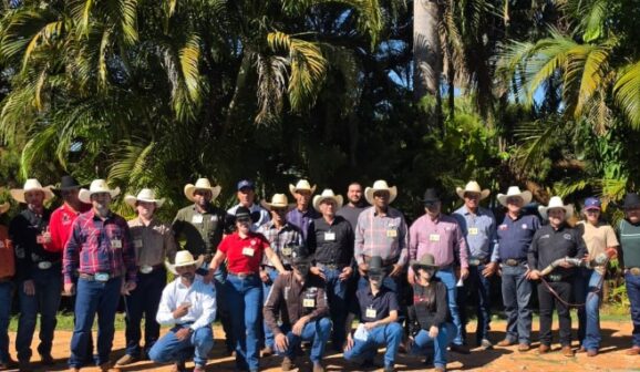 Curso de narrador de rodeio reúne alunos de vários estados
