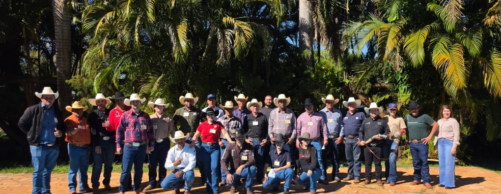 Curso de narrador de rodeio reúne alunos de vários estados
