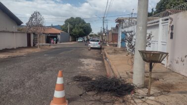 Retirada de cabos de internet causa transtorno no bairro Marília (Foto: O Diário de Barretos)
