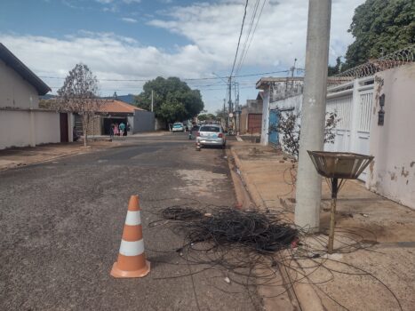 Retirada de cabos de internet causa transtorno no bairro Marília (Foto: O Diário de Barretos)