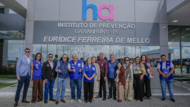 Equipes do Hospital de Amor e do Ministério da Saúde na inauguração da unidade em Pernambuco (Foto: Divulgação)