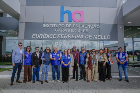 Equipes do Hospital de Amor e do Ministério da Saúde na inauguração da unidade em Pernambuco (Foto: Divulgação)