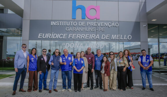 Equipes do Hospital de Amor e do Ministério da Saúde na inauguração da unidade em Pernambuco (Foto: Divulgação)