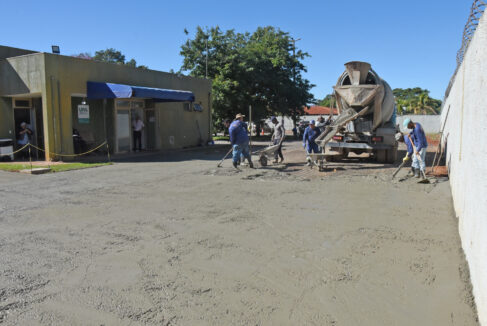 Prefeito visita da obra de calçamento do estacionamento da UPA (Foto: O Diário de Barretos)