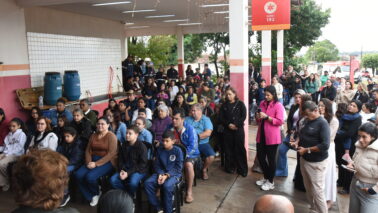 Estudantes e pais nas instalações do SAMU durante o lançamento do projeto