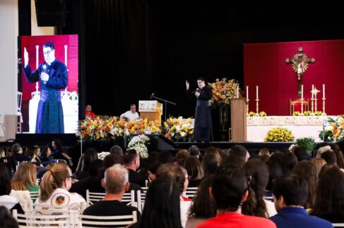 Começou na manhã deste sábado (4) o Cenáculo 2026, promovido pela Paróquia Nossa Senhora Aparecida – Minibasílica, no Centro de Eventos Dr. Paulo Prata, em Barretos.