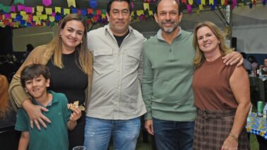 Caio ao lado dos pais Fúlvia e Juninho Tatau