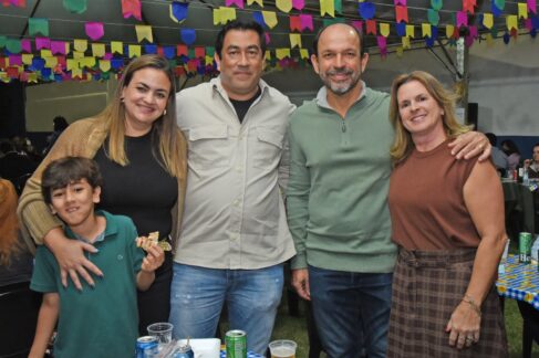 Caio ao lado dos pais Fúlvia e Juninho Tatau