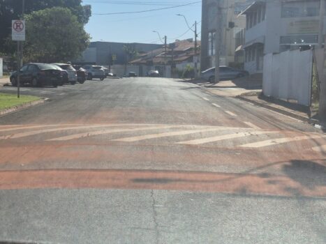 Os motoristas que trafegam pela Rua 25 de Agosto, na Região dos Lagos, próximo à Defensoria Pública, procuraram a Rádio O Diário Independente para reclamar de um buraco existente na via após um serviço executado pelo SAAE (Serviço Autônomo de Água e Esgoto).