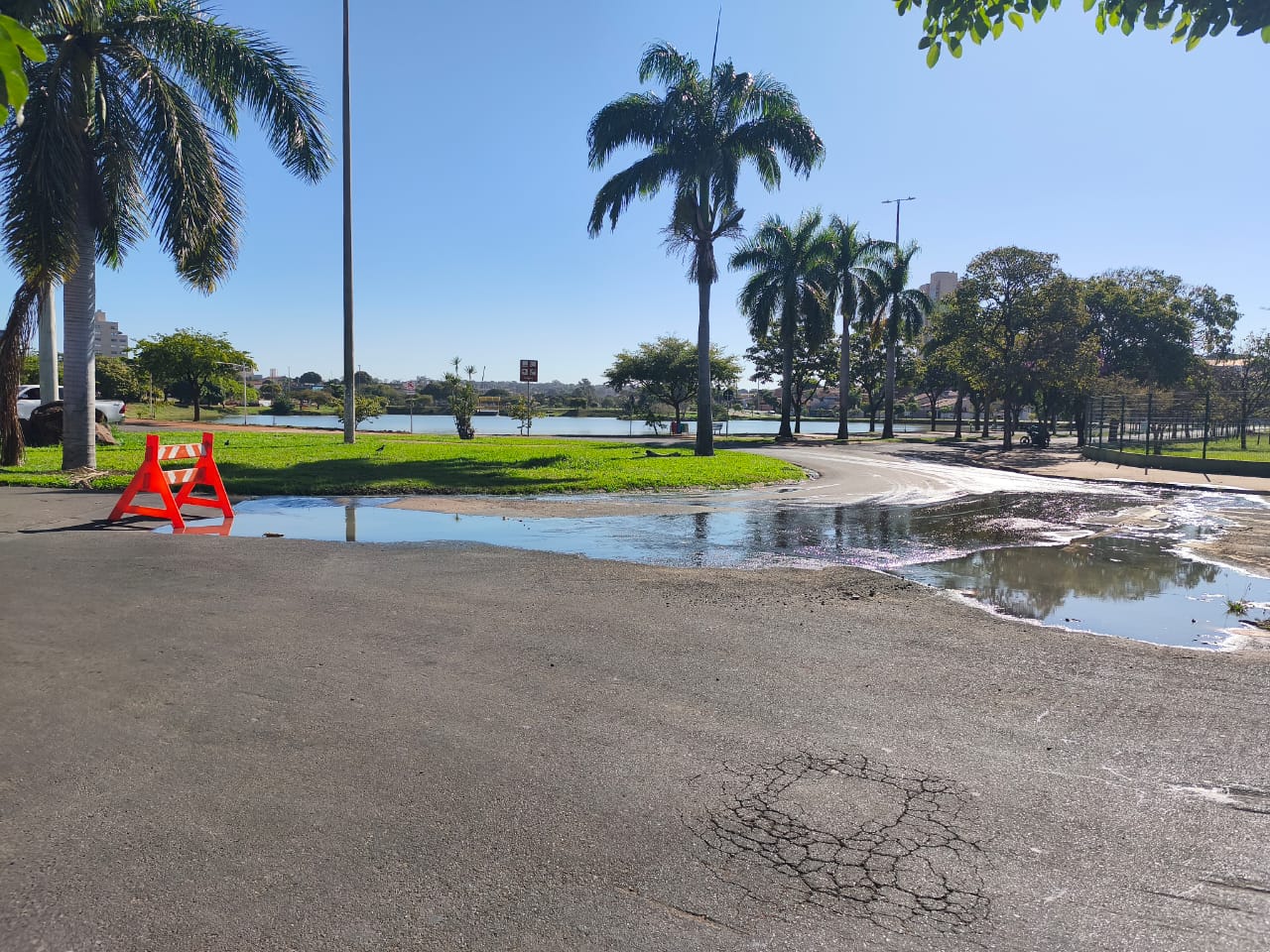 Vazamento de esgoto causa transtornos na região dos Lagos