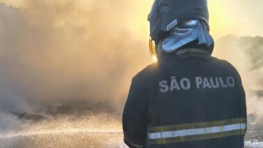Bombeiros apagam incêndio no Distrito Industrial II (Foto: O Diário de Barretos)