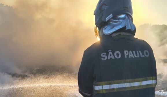 Bombeiros apagam incêndio no Distrito Industrial II (Foto: O Diário de Barretos)