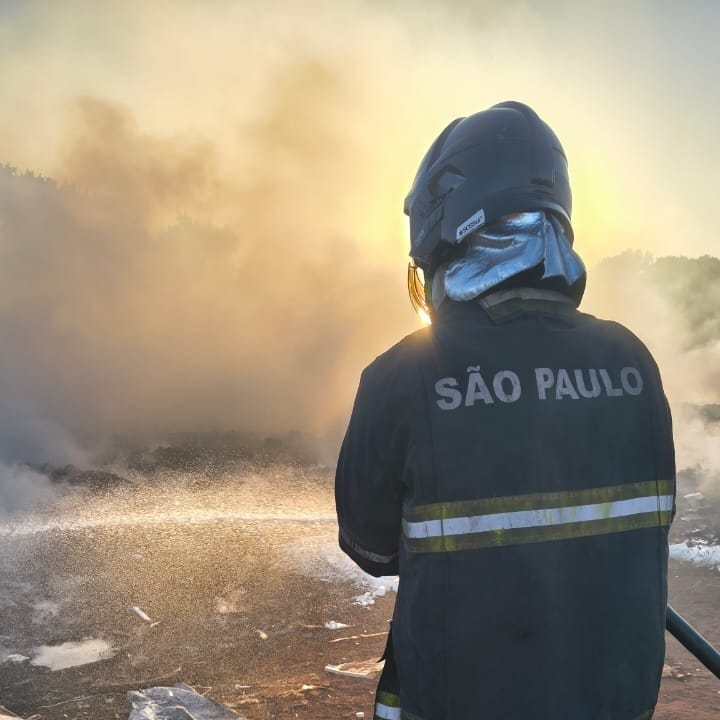 Bombeiros apagam incêndio no Distrito Industrial II