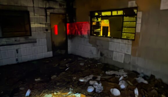 Incêndio em residência abandonada mobiliza Corpo de Bombeiros (Foto: O Diário de Barretos)