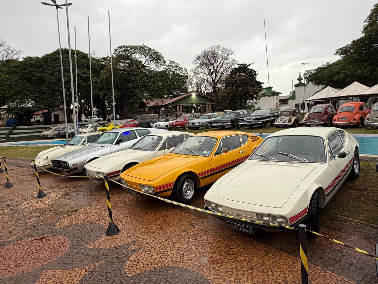 Encontro de carros antigos segue com exposição neste sábado no Recinto