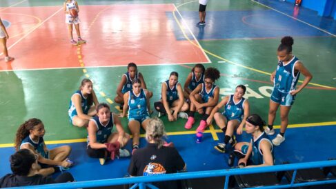 A equipe de basquete feminino Sub-15 do Instituto APAB/Unifeb estreiou com vitória no Campeonato Brasileiro Interclubes que está sendo realizado em Recife (PE).
