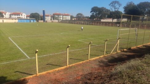 O Campeonato Amador Varzeano tem início neste domingo (26), com a realização de 11 jogos na fase única da competição com as equipes divididas em três grupos com dois com 9 equipes e um com 8 oito